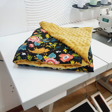 Charger l&#39;image dans la galerie, BIRDS &#39;N&#39; FLOWERS WEIGHTED BLANKET WITH MUSTARD MINKY BACKING