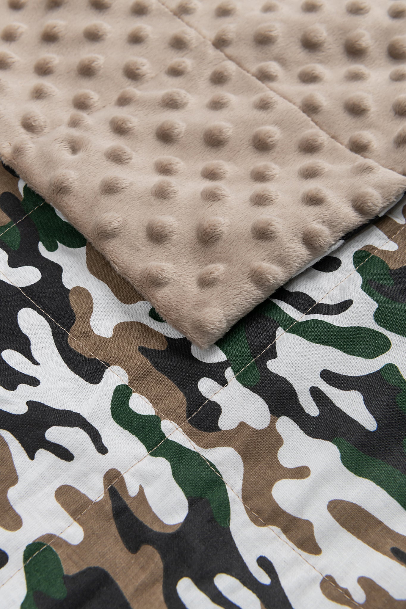 CAMO PATTERN WEIGHTED BLANKET corner open with cappuccino plush