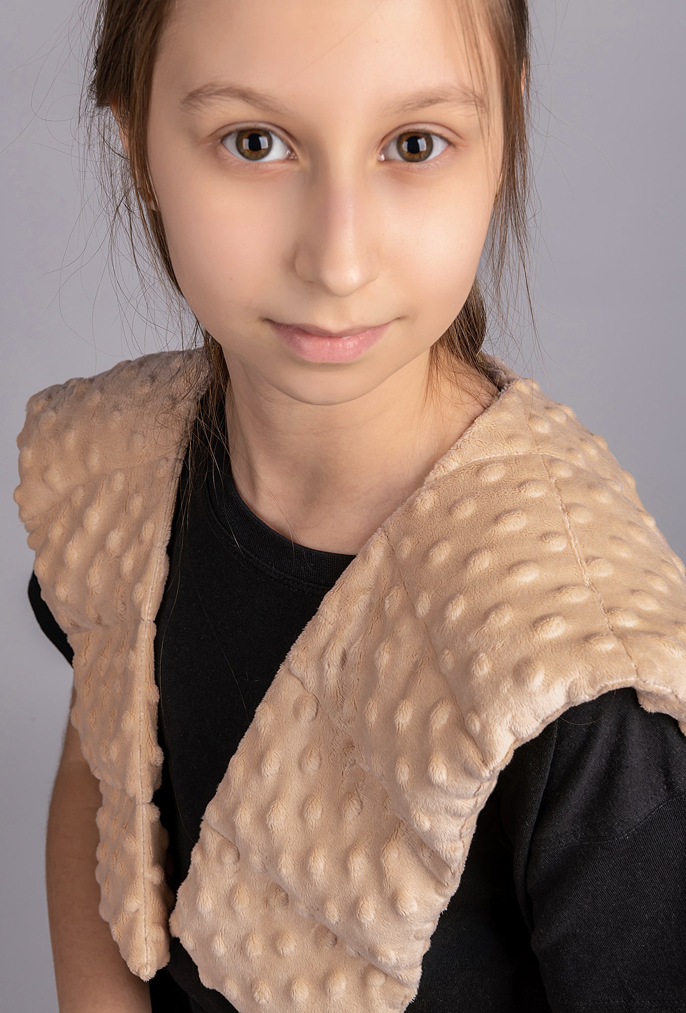a girl wearing cappuccino weighted collar photo showing close up