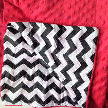 Charger l&#39;image dans la galerie, Zig Zag &amp; Red Minky Weighted Blanket | Sensory Owl