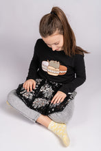 Charger l&#39;image dans la galerie, girl sitting with Two tone sequin weighted lap pillow in black and silver